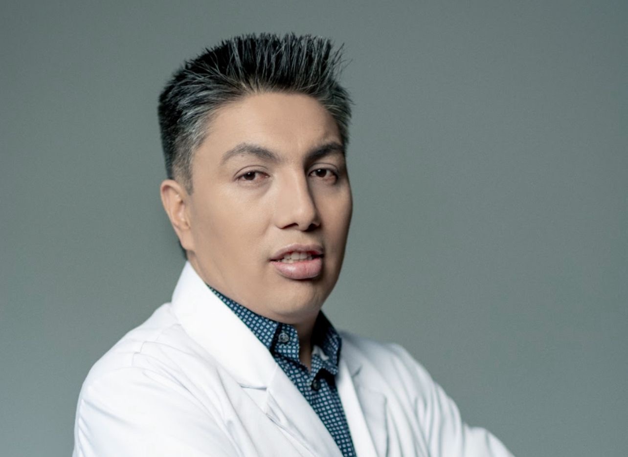 El Doctor Fabio Andrés Tandioy Delgado es cirujano, especializado en mano y muñeca.